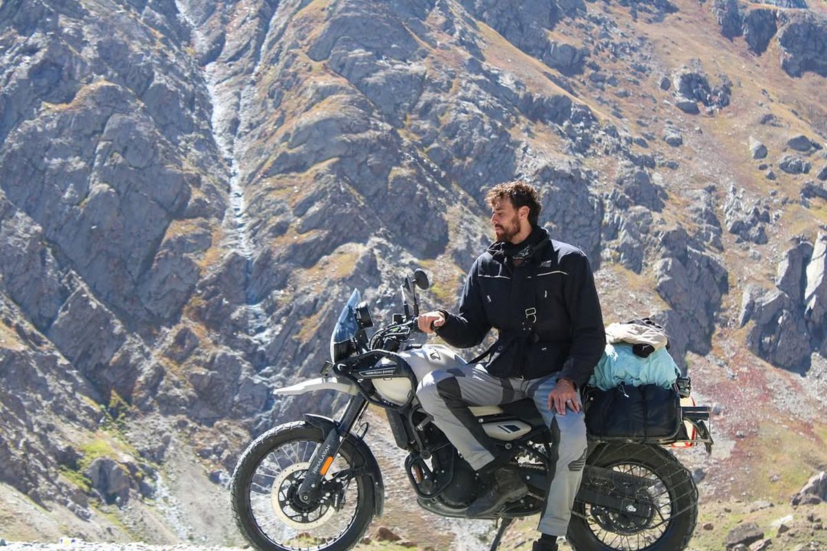 După un an sabatic în care a călătorit cu motocicleta prin India, un baschetbalist româno-israelian a semnat cu U-BT Cluj-Napoca: „Am renunțat la tot”