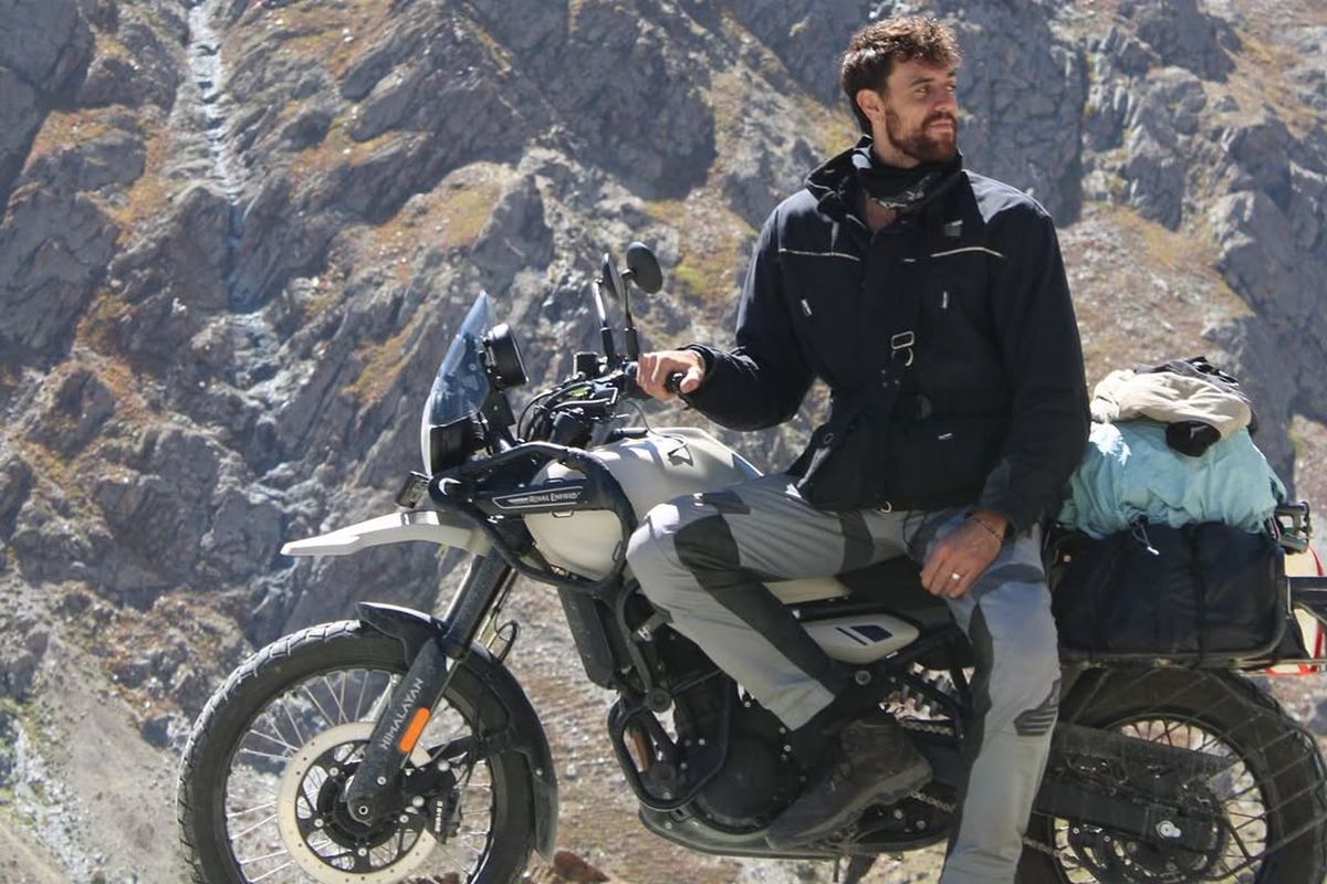 După un an sabatic în care a călătorit cu motocicleta prin India, un baschetbalist româno-israelian a semnat cu U-BT Cluj-Napoca: „Am renunțat la tot”