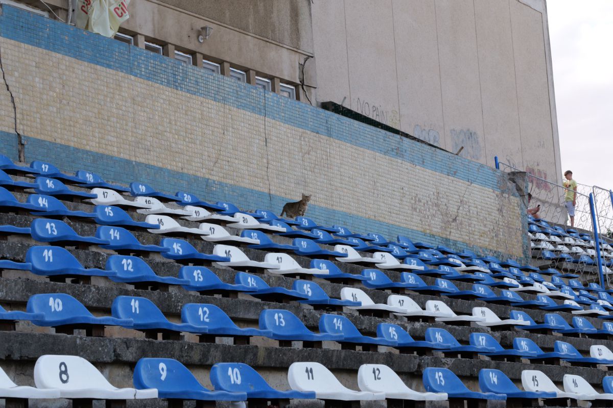 Stadionul cu 30.000 de locuri din drumul către Marea Neagră » Un colos în stare avansată de degradare: imagini excepționale
