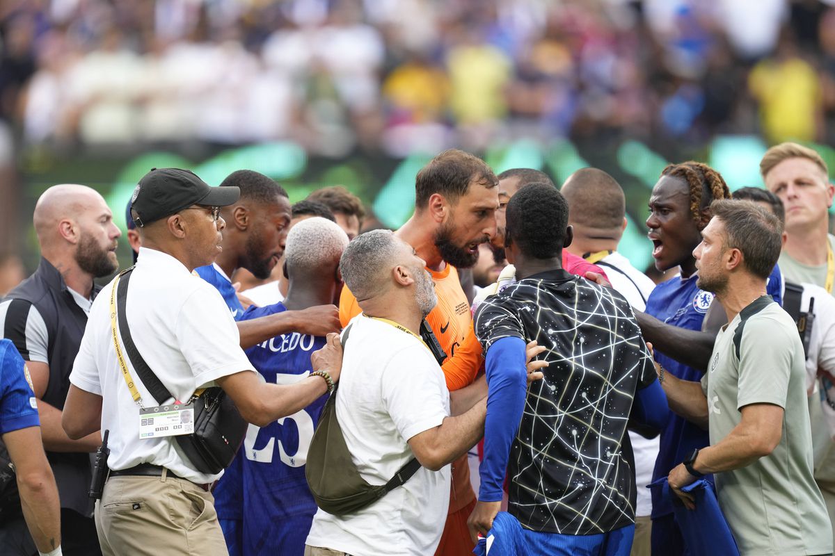 „Fight Club” după Chelsea - PSG » Scene ȘOCANTE: Luis Enrique i-a băgat mâna în gât unui adversar, bătaie generală pe teren