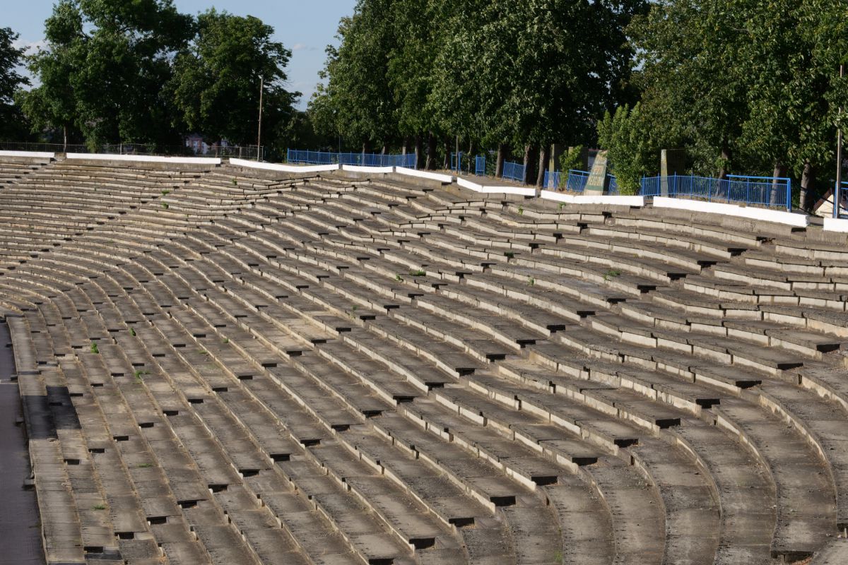 Stadionul cu 30.000 de locuri din drumul către Marea Neagră » Un colos în stare avansată de degradare: imagini excepționale