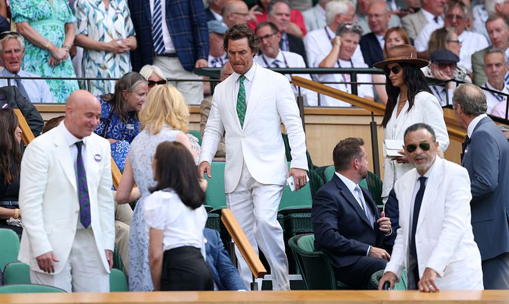 Matthew McConaughey în spatele lui Andre Agassi / FOTO: GettyImages