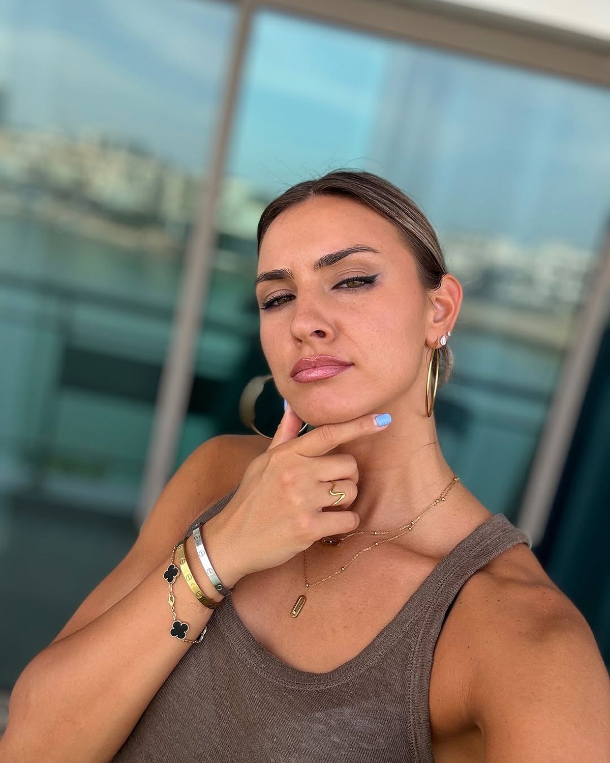 Faceți loc: ea e Sânziana Motroc! Poartă numele legendei Rapidului, s-a afirmat la Dinamo, tocmai s-a transferat în Italia și visează să ajungă la „Vocea României”: „Cu voleiul a fost dragoste la prima vedere”