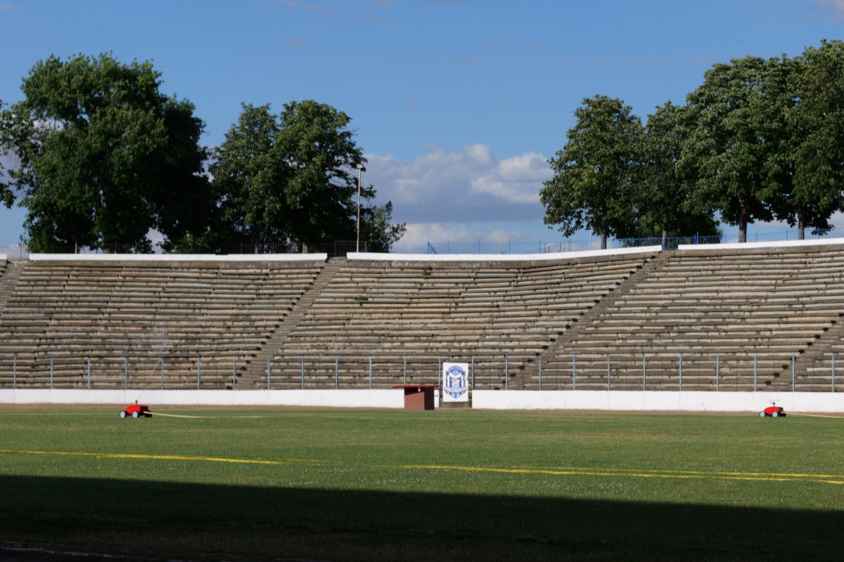 Stadionul cu 30.000 de locuri din drumul către Marea Neagră » Un colos în stare avansată de degradare: imagini excepționale