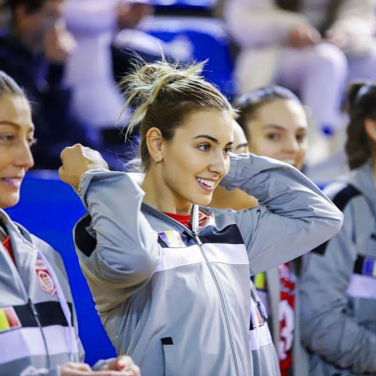 Faceți loc: ea e Sânziana Motroc! Poartă numele legendei Rapidului, s-a afirmat la Dinamo, tocmai s-a transferat în Italia și visează să ajungă la „Vocea României”: „Cu voleiul a fost dragoste la prima vedere”