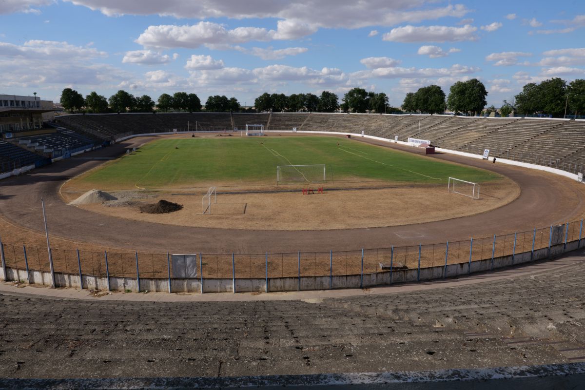 Stadionul cu 30.000 de locuri din drumul către Marea Neagră » Un colos în stare avansată de degradare: imagini excepționale