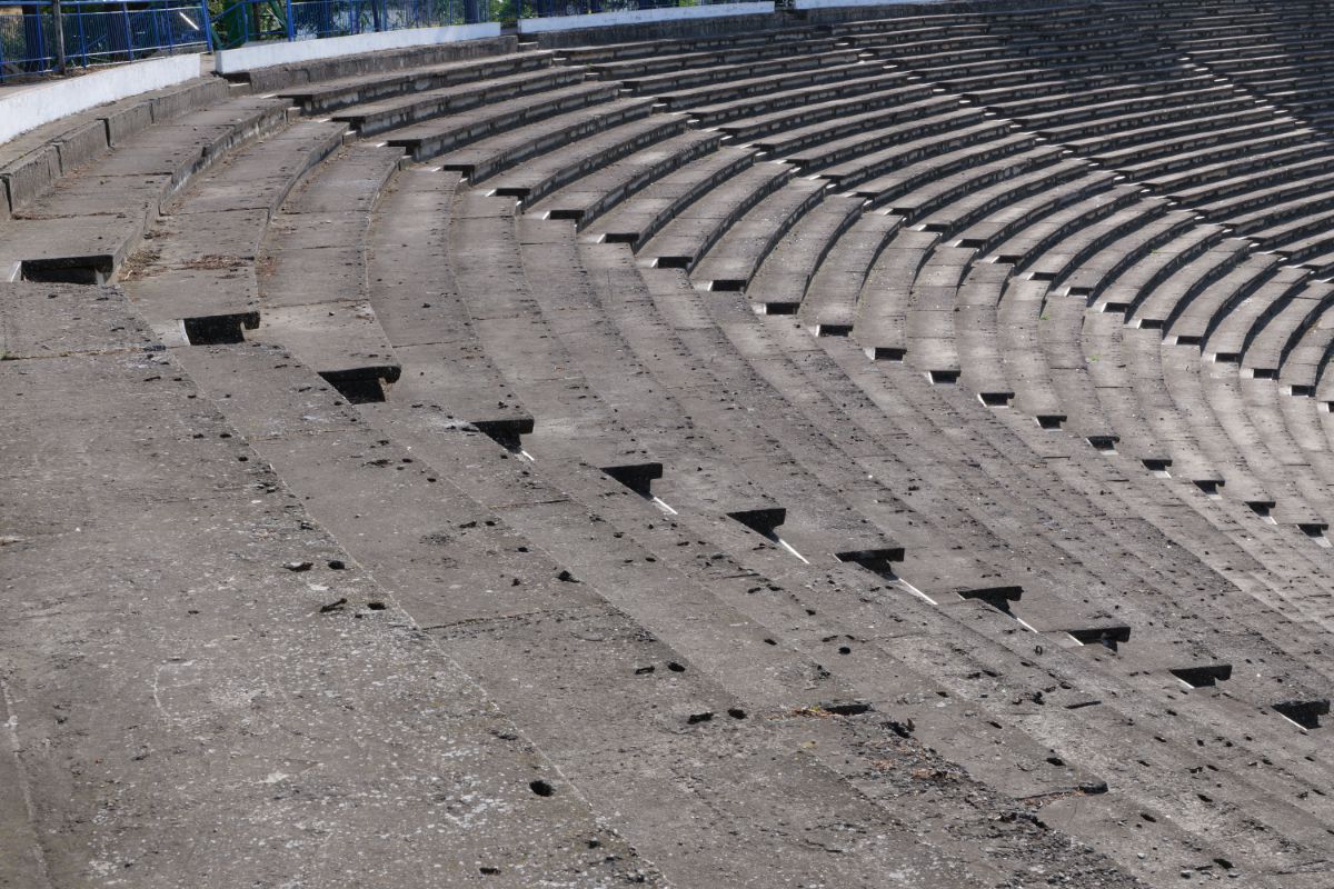 Stadionul cu 30.000 de locuri din drumul către Marea Neagră » Un colos în stare avansată de degradare: imagini excepționale