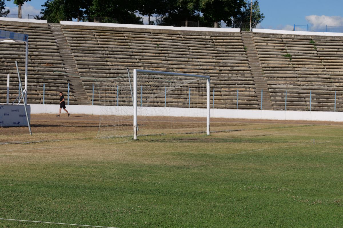 Stadionul cu 30.000 de locuri din drumul către Marea Neagră » Un colos în stare avansată de degradare: imagini excepționale