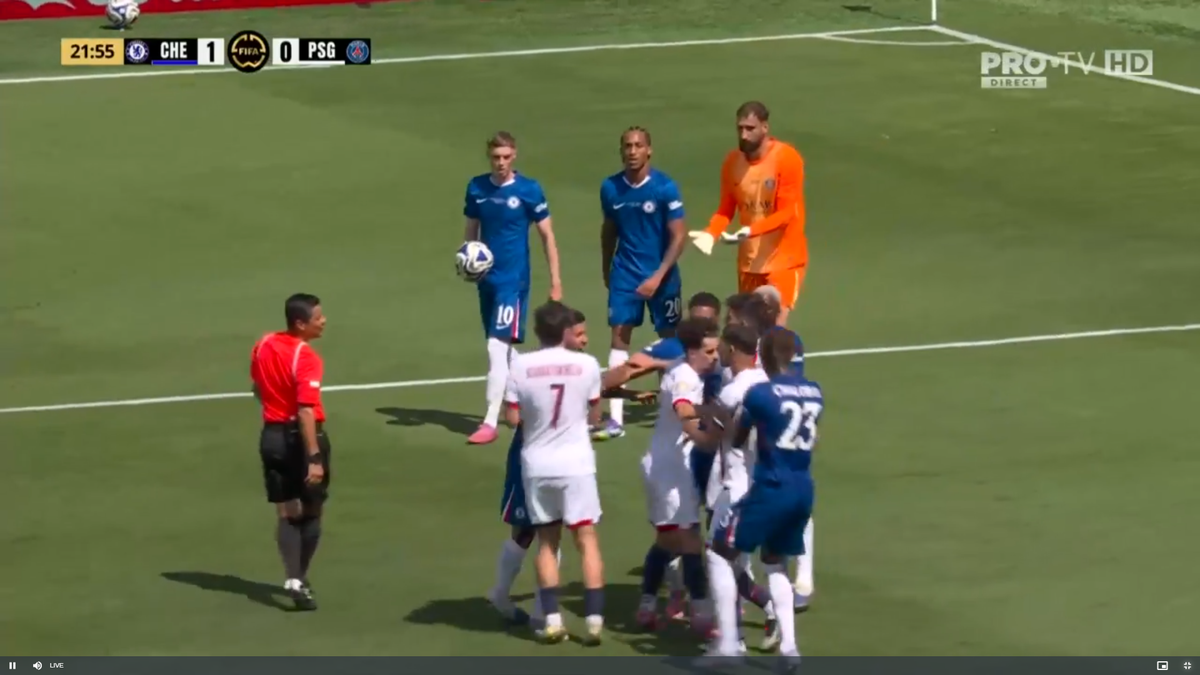 Hakimi și Enzo Fernandez s-au îmbrâncit pe gazon după golul lui Palmer din PSG - Chelsea