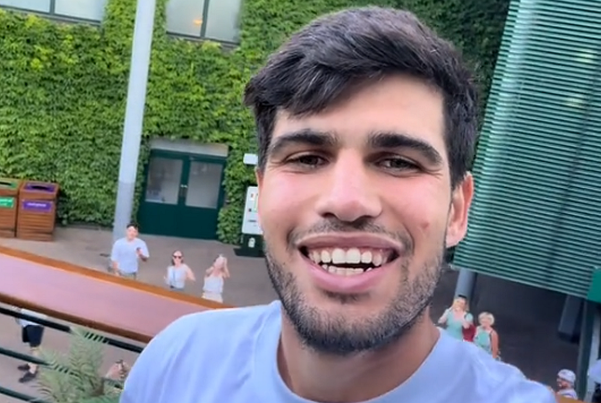 Carlos Alcaraz, apariție inedită pe străzile din Londra înaintea finalei Wimbledon » Încălţămintea a atras toate privirile: „Arată atât de urât”