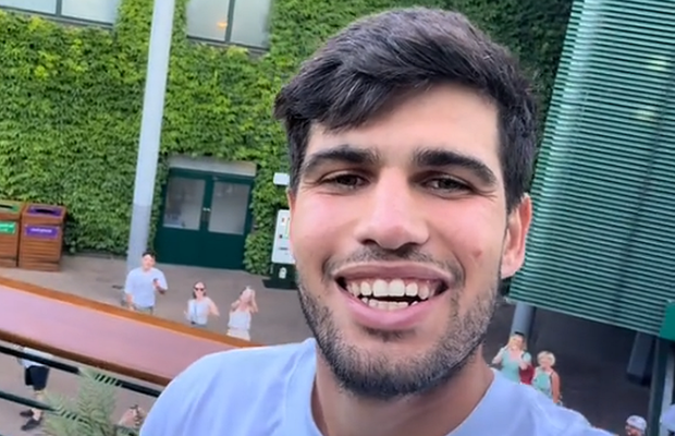 Carlos Alcaraz, apariție inedită pe străzile din Londra înaintea finalei Wimbledon » Încălţămintea a atras toate privirile: „Arată atât de urât”