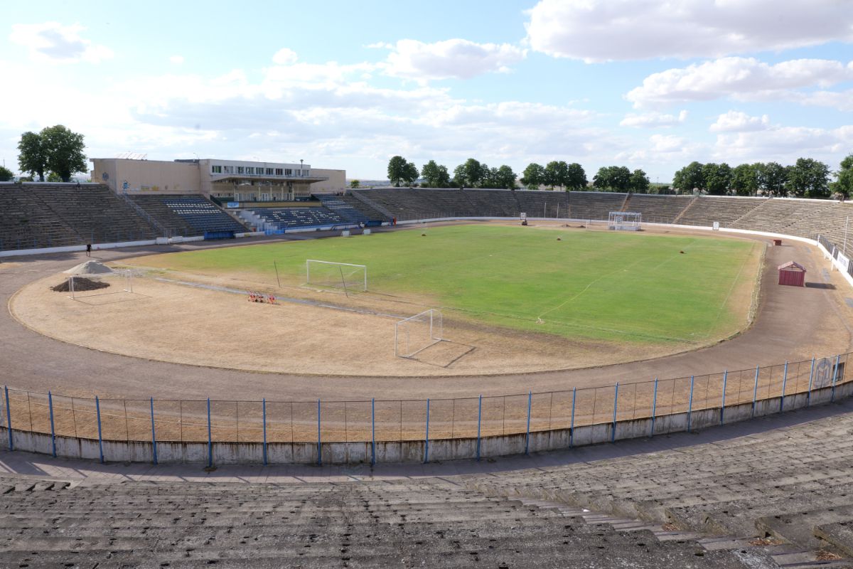 Stadionul cu 30.000 de locuri din drumul către Marea Neagră » Un colos în stare avansată de degradare: imagini excepționale