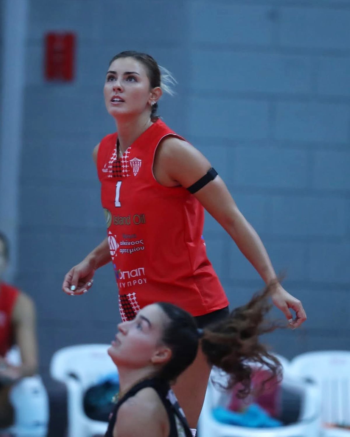 Faceți loc: ea e Sânziana Motroc! Poartă numele legendei Rapidului, s-a afirmat la Dinamo, tocmai s-a transferat în Italia și visează să ajungă la „Vocea României”: „Cu voleiul a fost dragoste la prima vedere”