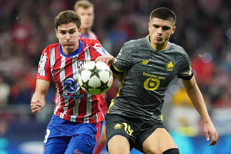 Matias Fernandez-Pardo (dreapta), în duel cu Julian Alvarez, în meciul pe care Lille l-a jucat cu Atletico în Liga Campionilor Barcelona trece la următoarea țintă » Va trimite oferta pentru Julian Alvarez. Atacantul a refuzat prelungirea!