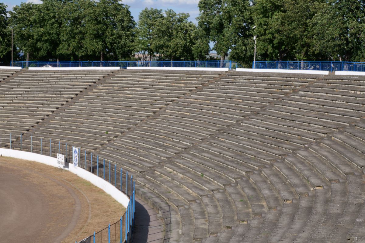 Stadionul cu 30.000 de locuri din drumul către Marea Neagră » Un colos în stare avansată de degradare: imagini excepționale