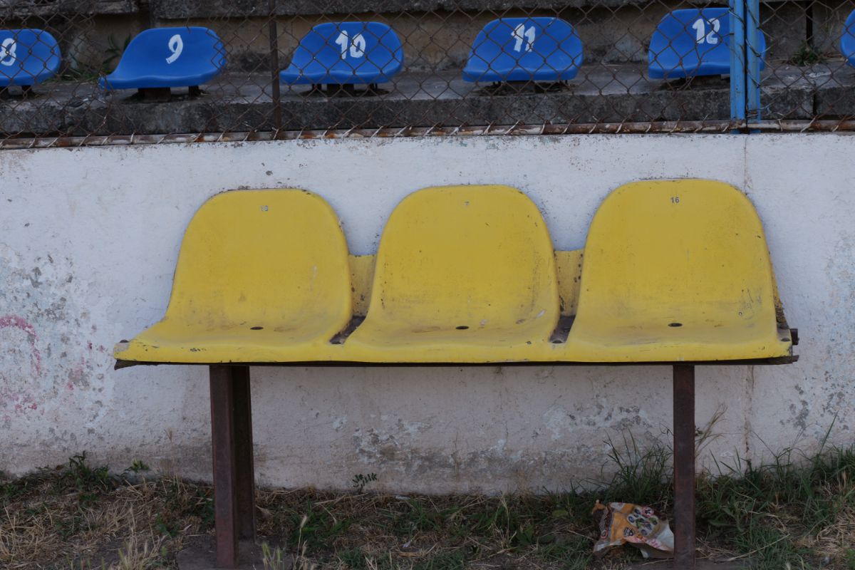 Stadionul cu 30.000 de locuri din drumul către Marea Neagră » Un colos în stare avansată de degradare: imagini excepționale