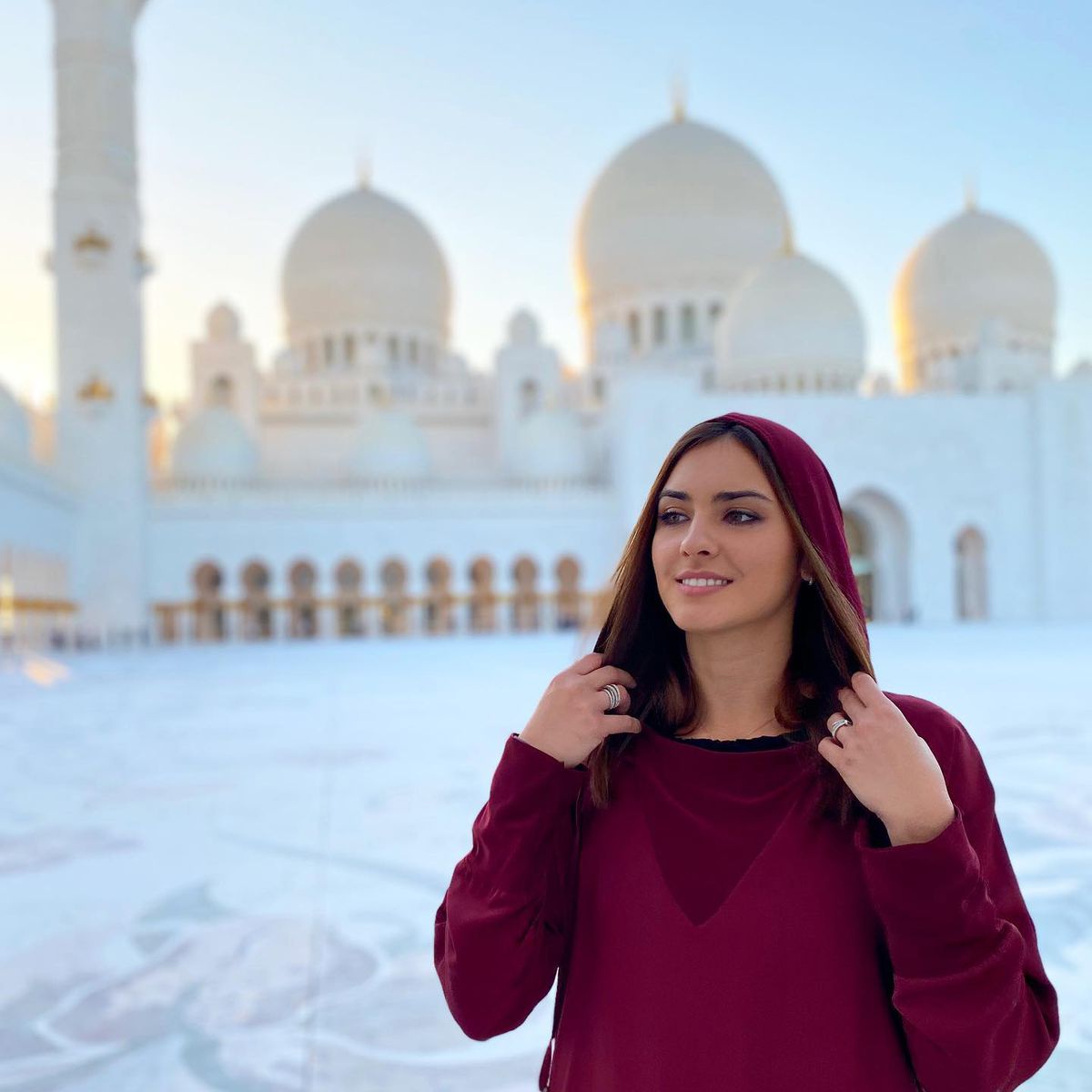 Faceți loc: ea e Sânziana Motroc! Poartă numele legendei Rapidului, s-a afirmat la Dinamo, tocmai s-a transferat în Italia și visează să ajungă la „Vocea României”: „Cu voleiul a fost dragoste la prima vedere”