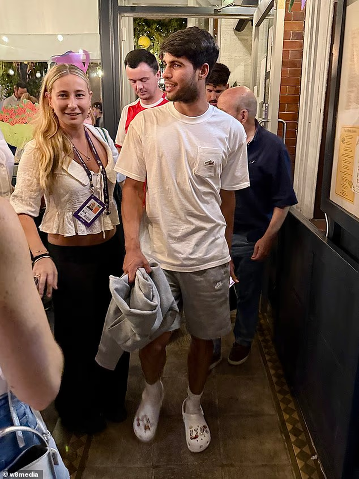 Carlos Alcaraz, apariție inedită pe străzile din Londra înaintea finalei Wimbledon » Încălţămintea a atras toate privirile: „Arată atât de urât”