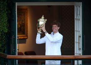 „Îmi trăiesc visul” » Jannik Sinner, discurs savuros după titlul de la Wimbledon: „Bine că nu e nicio cursă de Formula 1”
