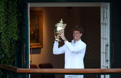„Îmi trăiesc visul” » Jannik Sinner, discurs savuros după titlul de la Wimbledon: „Bine că nu e nicio cursă de Formula 1”