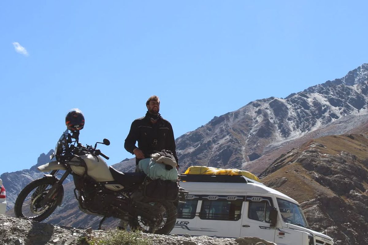 După un an sabatic în care a călătorit cu motocicleta prin India, un baschetbalist româno-israelian a semnat cu U-BT Cluj-Napoca: „Am renunțat la tot”