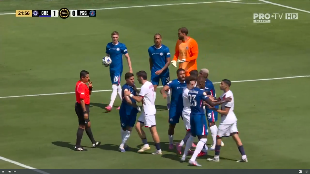 Hakimi și Enzo Fernandez s-au îmbrâncit pe gazon după golul lui Palmer din PSG - Chelsea