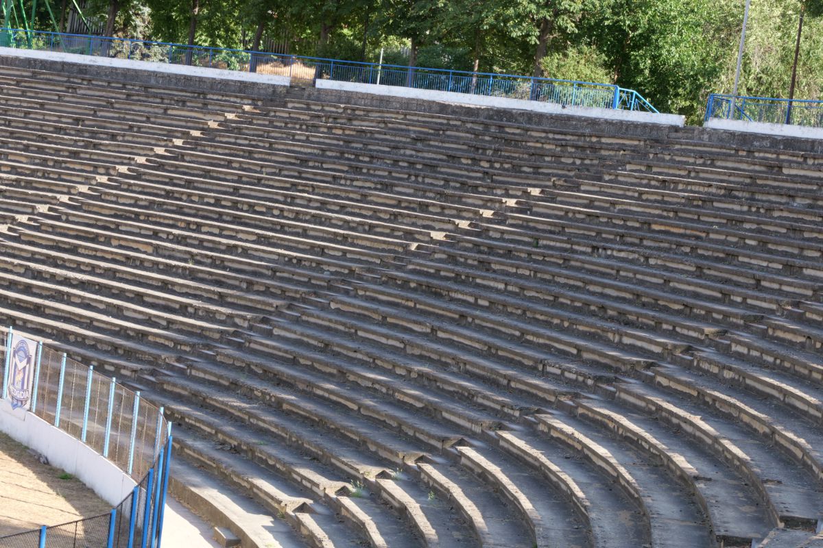 Stadionul cu 30.000 de locuri din drumul către Marea Neagră » Un colos în stare avansată de degradare: imagini excepționale