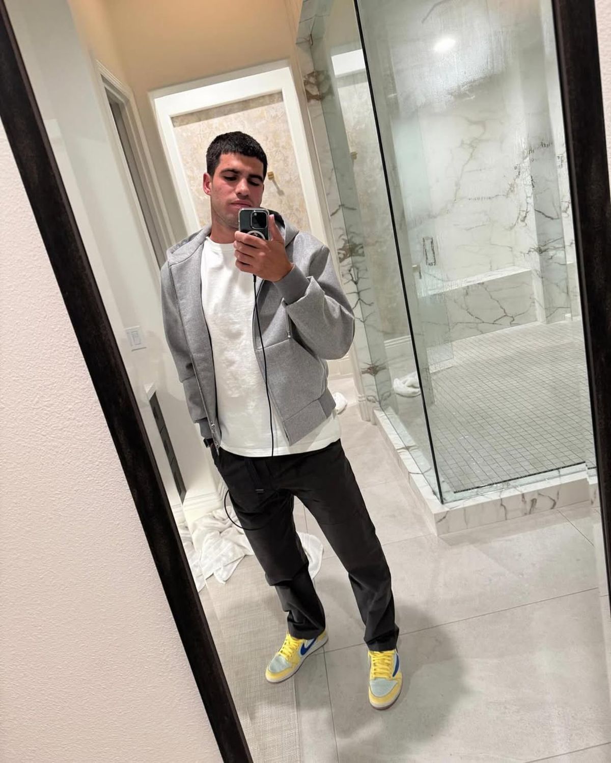 Carlos Alcaraz, apariție inedită pe străzile din Londra înaintea finalei Wimbledon » Încălţămintea a atras toate privirile: „Arată atât de urât”