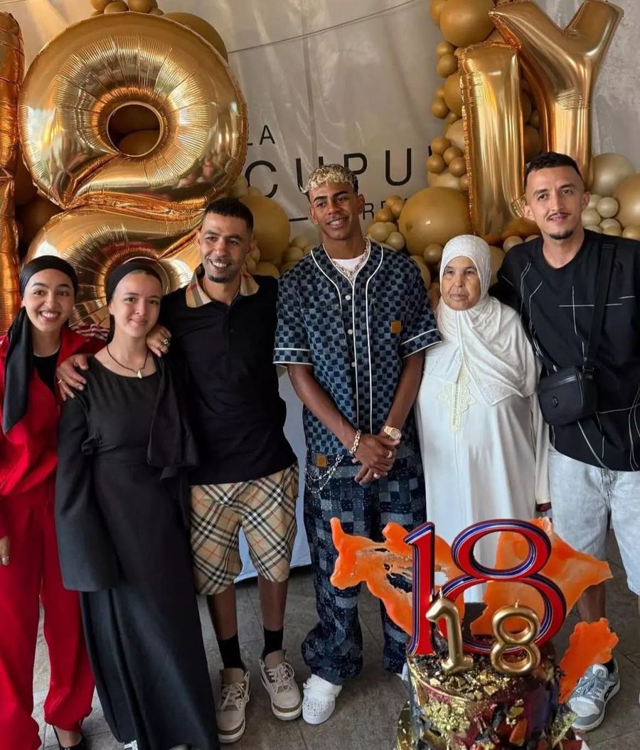 Lamine Yamal în mijlocul familiei, la împlinirea vârstei de 18 ani / foto: Instagram Ziua „Lamine Yamal” la Barcelona: „Cifrele lui la 18 ani sunt comparabile cu ale lui Pele și Maradona”