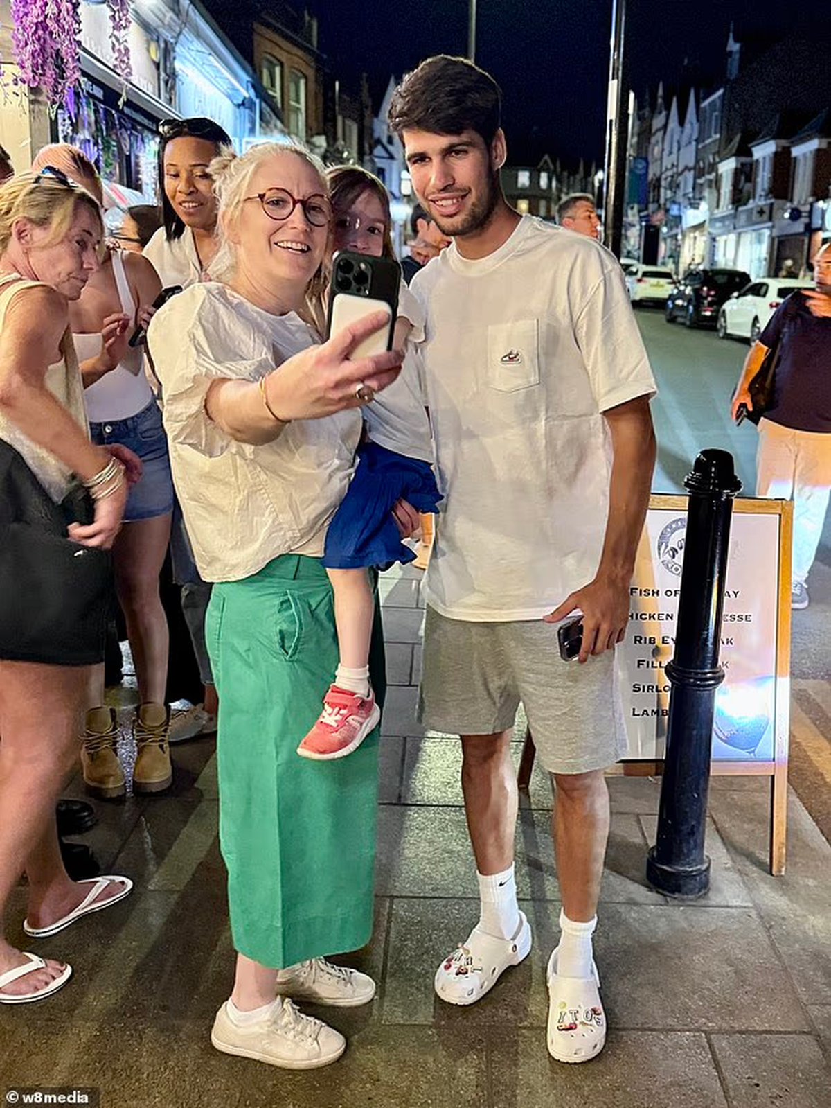 Carlos Alcaraz, apariție inedită pe străzile din Londra înaintea finalei Wimbledon » Încălţămintea a atras toate privirile: „Arată atât de urât”