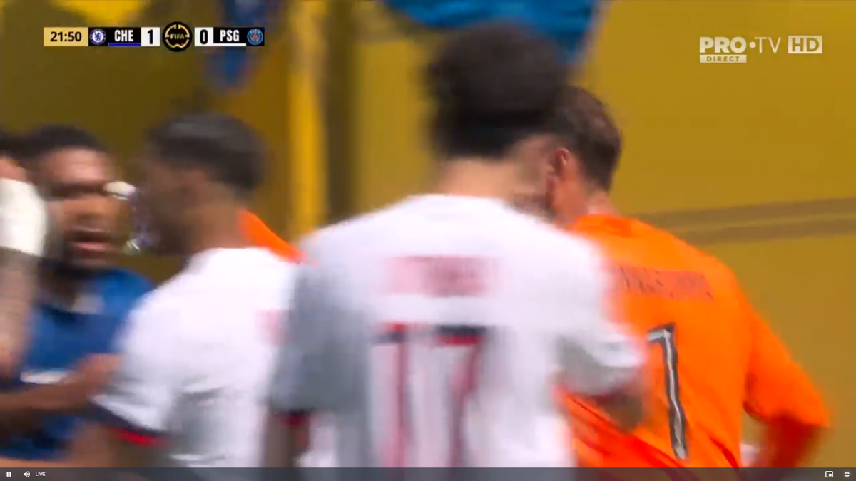 Hakimi și Enzo Fernandez s-au îmbrâncit pe gazon după golul lui Palmer din PSG - Chelsea