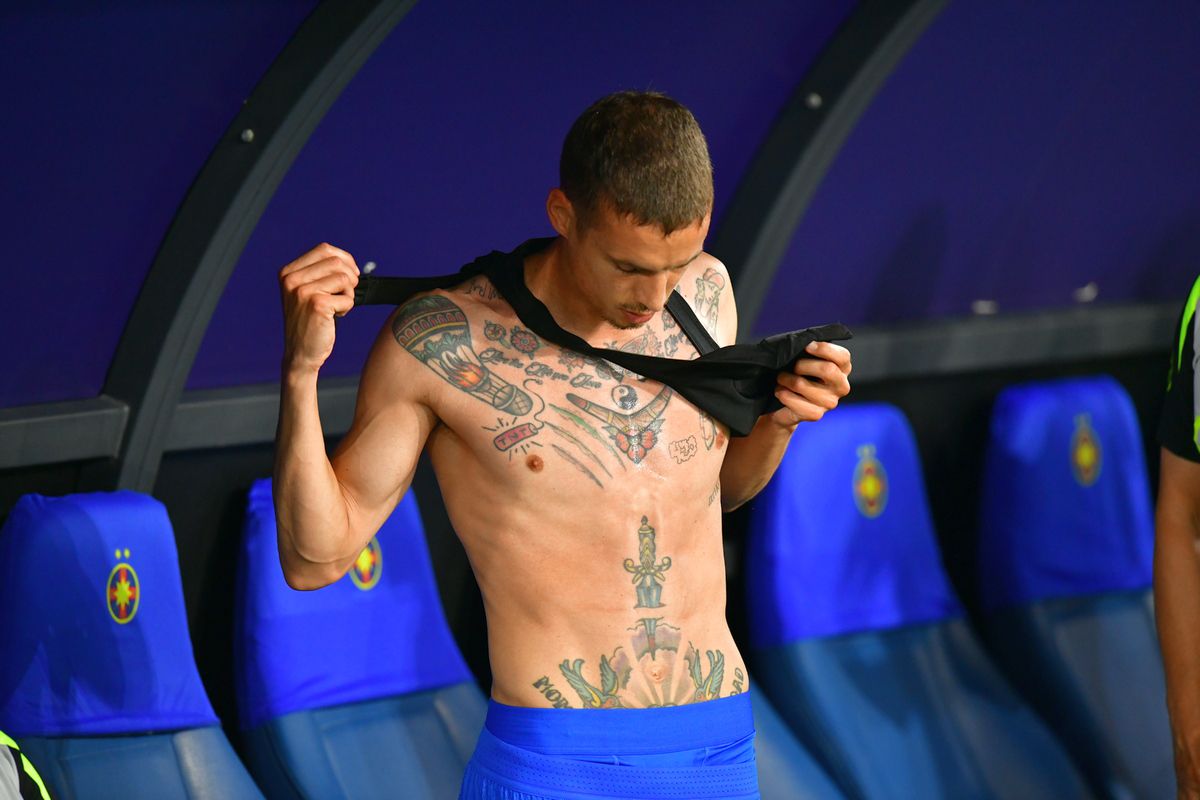 Citate din Bob Marley și versuri celebre din Eminem! Corpul lui Juri Cisotti, plin de mesaje ascunse