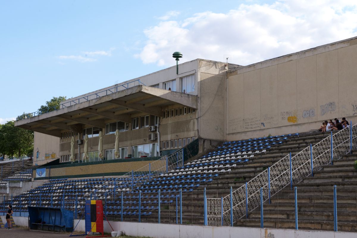 Stadionul cu 30.000 de locuri din drumul către Marea Neagră » Un colos în stare avansată de degradare: imagini excepționale