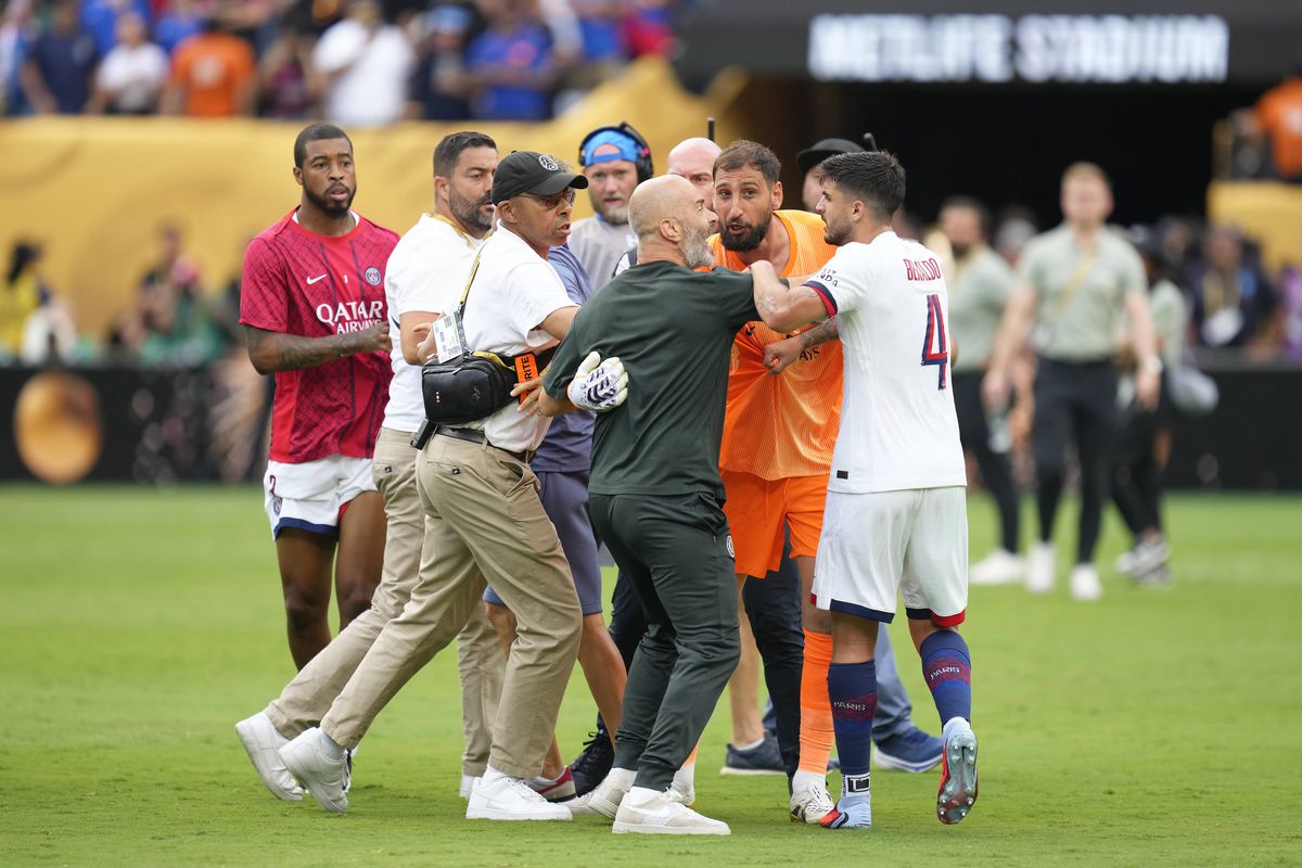 „Fight Club” după Chelsea - PSG » Scene ȘOCANTE: Luis Enrique i-a băgat mâna în gât unui adversar, bătaie generală pe teren