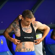 Juri Cisotti și-a dezvăluit tatuajele de pe corp înainte să joace în meciul cu Hermannstadt. Foto: Cristi Preda (GSP.RO)