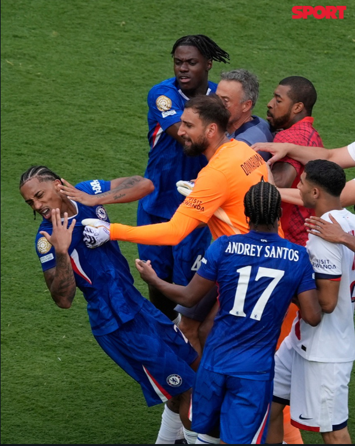 „Fight Club” după Chelsea - PSG » Scene ȘOCANTE: Luis Enrique i-a băgat mâna în gât unui adversar, bătaie generală pe teren