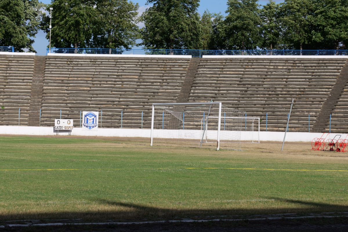 Stadionul cu 30.000 de locuri din drumul către Marea Neagră » Un colos în stare avansată de degradare: imagini excepționale