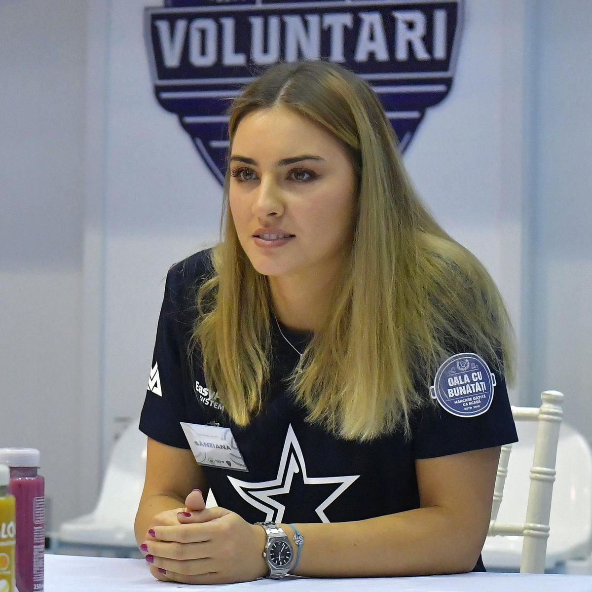 Faceți loc: ea e Sânziana Motroc! Poartă numele legendei Rapidului, s-a afirmat la Dinamo, tocmai s-a transferat în Italia și visează să ajungă la „Vocea României”: „Cu voleiul a fost dragoste la prima vedere”