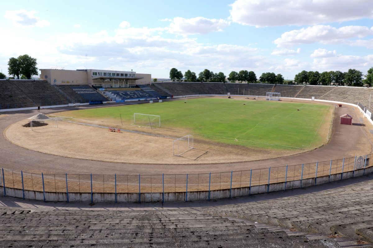 Stadionul cu 30.000 de locuri din drumul către Marea Neagră » Un colos în stare avansată de degradare: imagini excepționale