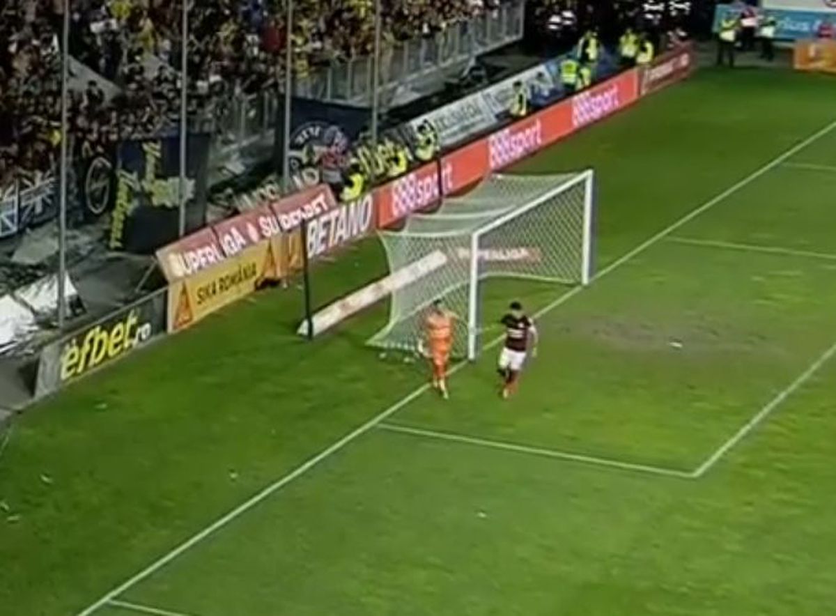 FOTO Petrolul - Rapid, Moldovan a scăpat mingea în poartă 13.08.2022