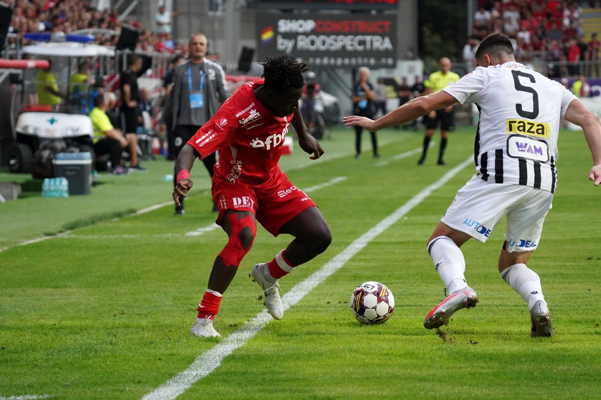 Ce au strigat fanii la UTA - U Cluj, după un gol anulat de VAR + Keșeru, contestat