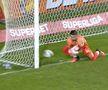 FOTO Petrolul - Rapid, Moldovan a scăpat mingea în poartă 13.08.2022