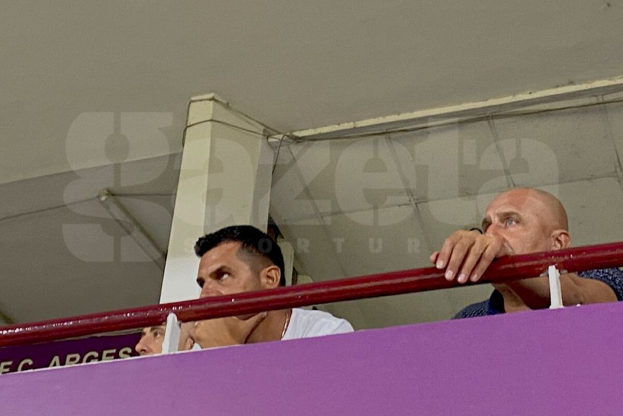 Nicolae Dică a urmărit meciul de lângă Viorel Tudose, sponsorul lui FC Argeș / FOTO: Remus Dinu (GSP.ro) „Hai, mă, mamă, ce ai?” » Croitoru, „băgat în ședință” de soție + alte două momente inedite în Trivale: pentru cine a venit Dică la stadion?
