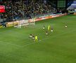 FOTO Petrolul - Rapid, Moldovan a scăpat mingea în poartă 13.08.2022