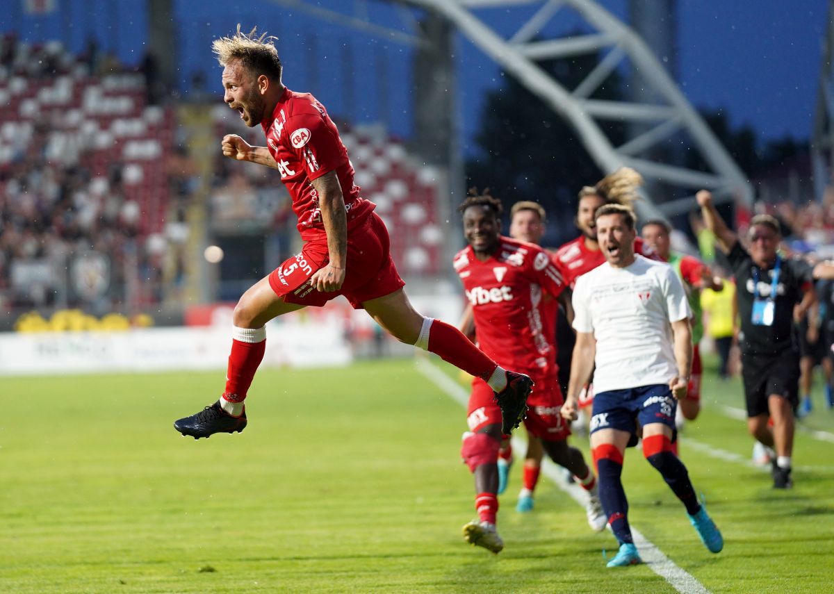 Ce au strigat fanii la UTA - U Cluj, după un gol anulat de VAR + Keșeru, contestat