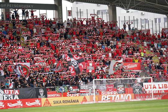 suporterii celor de la UTA ]n meciul cu U Cluj/ foto Alexandra Fechete