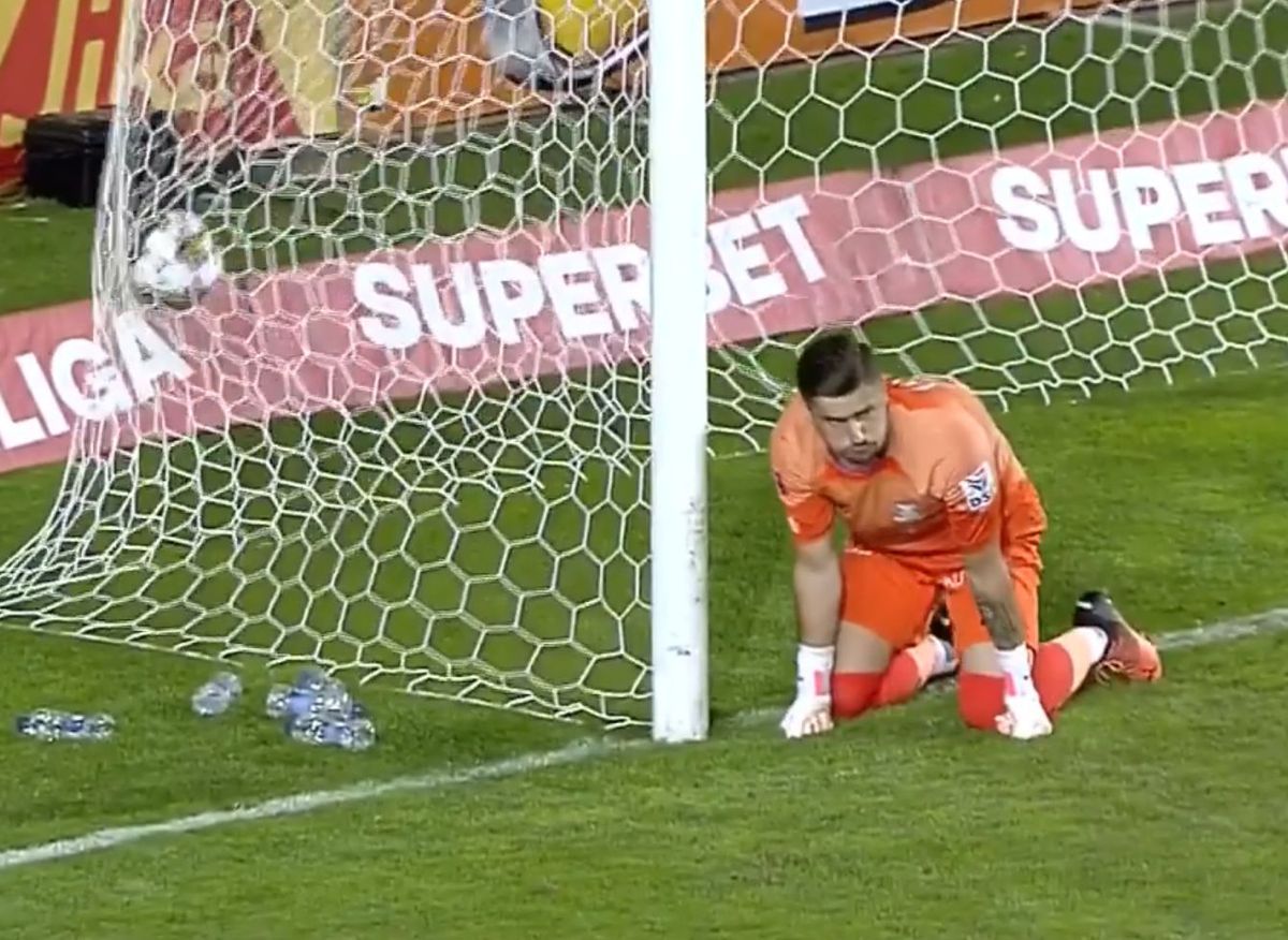 FOTO Petrolul - Rapid, Moldovan a scăpat mingea în poartă 13.08.2022