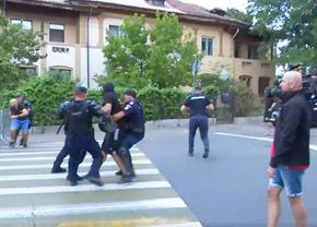 Imagini violente înainte de Petrolul - Rapid! Bătaia de pe străzi, întreruptă de intervenția în forță a jandarmilor