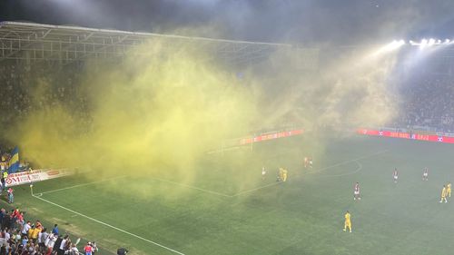 Haos pe „Ilie Oană”! Fanii au întrerupt meciul după doar 2 minute, aruncând cu torțe și fumigene
