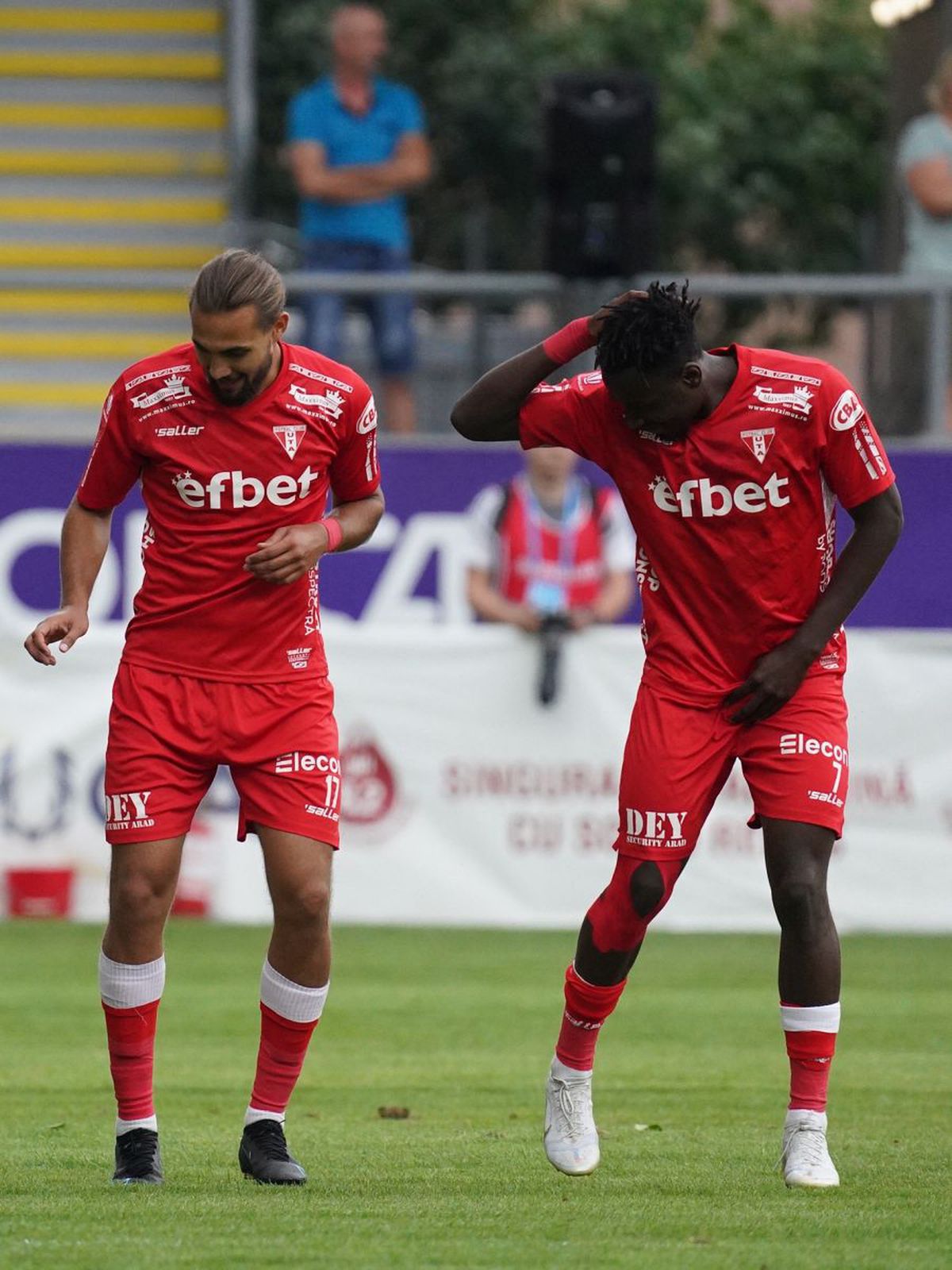 Ce au strigat fanii la UTA - U Cluj, după un gol anulat de VAR + Keșeru, contestat